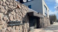 Rovaniemen hovioikeuden sisäänkäynti, seinässä liuskekiviä ja taottu teksti Hovioikeus Hoavvariekti