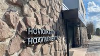 Rovaniemen hovioikeuden sisäänkäynti, seinässä liuskekiviä ja taottu teksti Hovioikeus Hoavvariekti