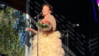Arja Koriseva hymyilee palkinto ja kukkapuska kädessään