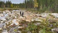 Erikoisesti porrastuvaa kalliota Seinäjoella, kuvassa kaksi miestä. 