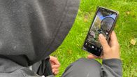 Nuori selaa kännykästään TikTokin videoita