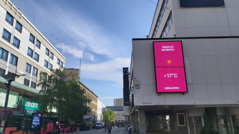 Valomainosnäyttö Jyväskylän keskustassa Sokoksen seinässä.
