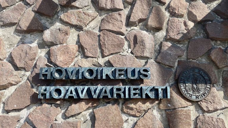 Rovaniemen hovioikeuden sisäänkäynti, seinässä liuskekiviä ja taottu teksti Hovioikeus Hoavvariekti