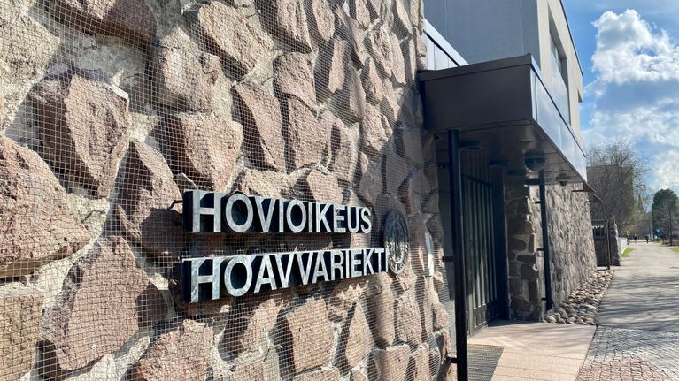 Rovaniemen hovioikeuden sisäänkäynti, seinässä liuskekiviä ja taottu teksti Hovioikeus Hoavvariekti