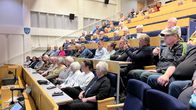 Ähtäriläisiä auditoriossa kuulemassa kuntajakoselvityksestä. 