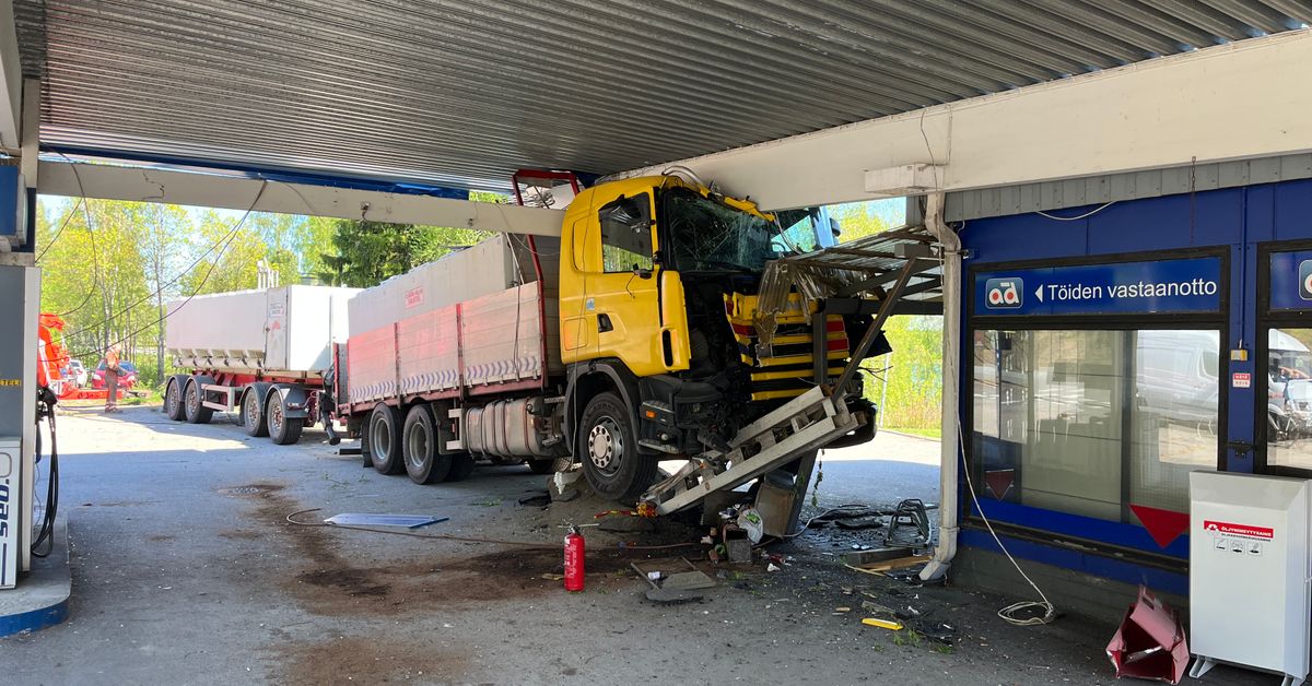 Kalarekka väisti eläintä ja törmäsi huoltoaseman seinään Pihtiputaalla – rekka edelleen jumissa tankkauslipan alla