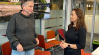 Professori Andre Sourander ja tutkijatohtori Sanju Silwal kekustelevat Turun yliopiston lastenpsykiatrian tutkimuskeskuksne tiloissa.katsoo kameraan.