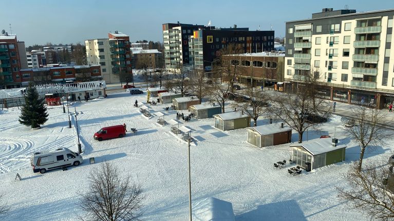 Kauppatori, jossa torikojuja. Talvi. Muutama auto. 