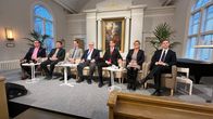 Pormestariehdokkaat istuvat rivissä kirkkosalissa.