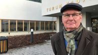 Turun yliopiston Tulevaisuuden tutkimuskeskuksen johtaja Juha Kaskinen yliopiston edessä.