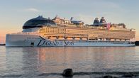 Legend of the Seas -alus purjehtii merellä. Meri on tyyni. Suuren aluksen kylkeä valaisee aamuaurinko.