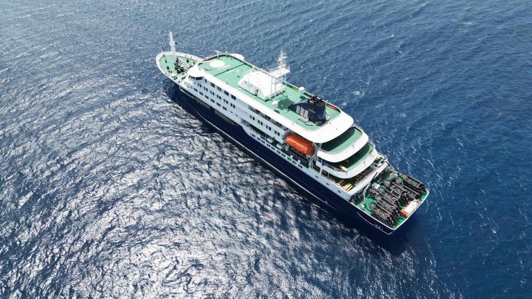 MV Hondius -ristelyalus kuvattuna ilmasta käsin.