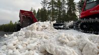 Lunta levitetään koneilla Seinäjoen ensilumenladulle. 