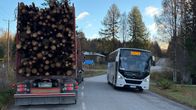 Linja-auto ohittaa tukkirekan Tuusniemen ja Kaavin yhdistävällä Kaavinkoskentiellä Ohtaanniemen tien risteyksessä.
