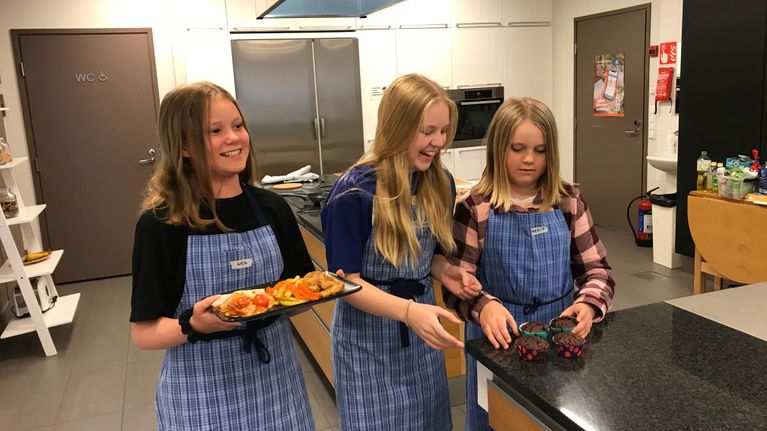 Joensuussa lasten kokkauskurssille osallistuneet Nea Laasonen, Etla-Maria Pitkänen ja Neela Laasonen esittelevät kokkaamiaan ruokia.