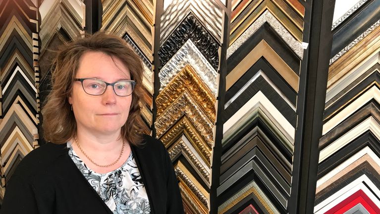 Taidekehystämö Hyvärinen Oy:n yrittäjä Katja Ollakka