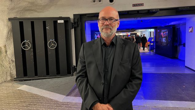 Marco Casagrande seisoo väestönsuojassa.