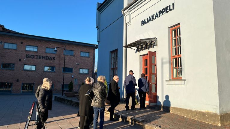Lapuan Paukun kulttuurikeskuksen pajakappeliin kävelee ihmisiä Patruunatehtaan räjähdysonnettomuuden muistotilaisuuteen. 