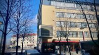 Kerrostalo keväisessä ja aurinkoisessa säässä.