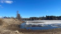 Simojoki on rauhallisesti uomissaan kauniissa kevätpäivässä.