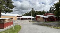 En skolgård med flera byggnader.