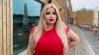 Anna Roininen poseeraa Allas Sea Poolin terassilla
