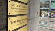 Plastic Surgery Center -klinikan kyltti Aleksanterinkadulla Helsingissä.