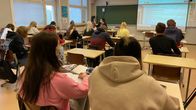 Lukiolaiset istuvat pulpeteissa oppitunnilla.