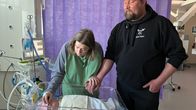 Heini Helenius-Kurtti ja Jouni Kurtti vastasyntyneen lapsensa kanssa Lapin keskussairaalan vauvojen tehohoidossa 16.4.2025.