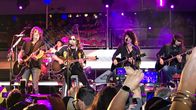 Kiss-yhtye esiintymässä akustisesti.