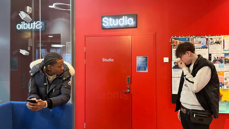 Kaksi 15-vuotiasta poikaa odottaa pääsyä musiikkistudioon Herttoniemen nuorisotalolla.
