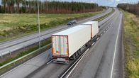 Rekka-auto ajaa nelikaistatiellä