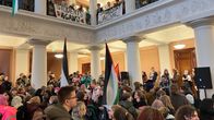 Helsingin yliopiston päärakennuksessa mielenilmaus israelyhteistyötä vastaan.
