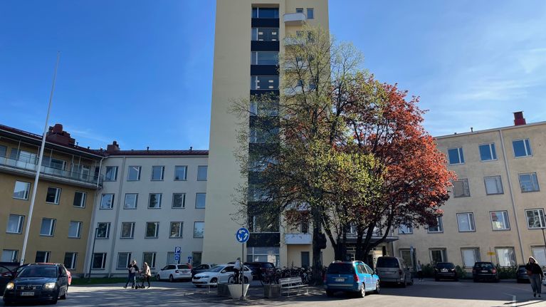 Etelä-Karjalan keskussairaalan päärakennuksen etupiha kuvattuna toukokuisena aamuna.