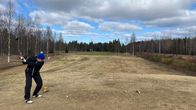 Golfari lyömässä palloa Nivalan golfkentän väylällä 3 toukokuun 5. päivänä vuonna 2024.