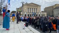 Opiskelijoita Tampereen Keskustorilla. 