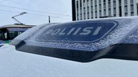 Tiiviisti rajattu kuva poliisiauton katolla olevasta sinisestä vilkusta, jossa lukee poliisi. 
