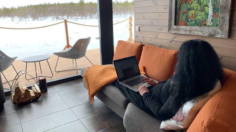 Etätyömatkailija tekee töitä matkailijoiden majoitustiloissa.