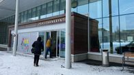 Pohjois-Karjalan keskussairaalan pääsisäänkäynti talvisena päivänä, ihmisiä astumassa sisään.