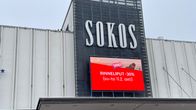 Kuopion Sokoksen ulkoseinä, jossa on valomainostaulu.