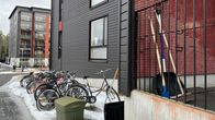 Lakean omaksi-kerrostalot Mäihä ja Tuohi talvella, pihassa polkupyöriä ja lumilapioita. 
