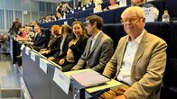 Ministeriöiden edustajia ja etualalla arviointiryhmän puheenjohtaja Jyrki Myllyvirta Seinäjoen keskussairaalan audiotoriossa. 