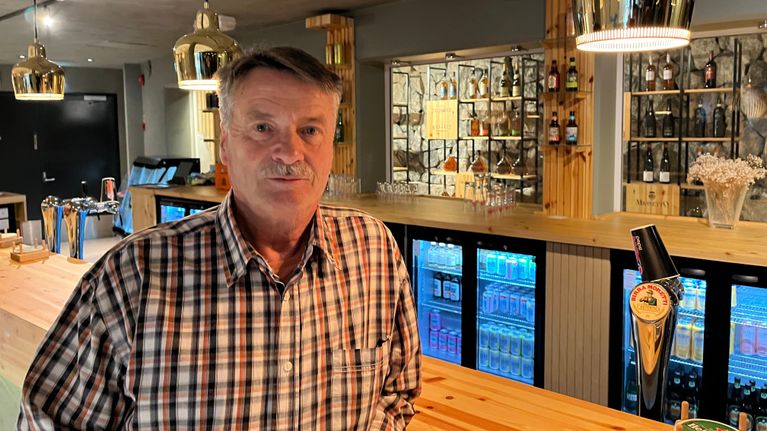 Mies, Pentti Söyrilä, Hartwallin vierailukeskuksen baaritiskillä.