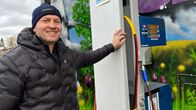 Kyösti Marttila biokaasun liikennepolttoaineen jakelupaikalla maatilallaan.