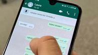 Puhelimen näyttö, jolla näkyy Whatsapp-keskustelu. Keskustelun yläreunassa näkyy kiinnitettynä viesti "Nähdään tänään klo 18 meillä".