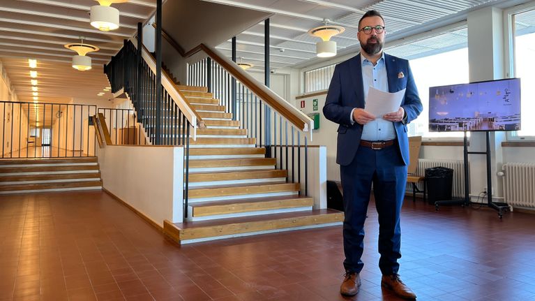 Kaupunginjohtaja Jaakko Kiiskilä seisoo Seinäjoen kaupungintalon aulassa.