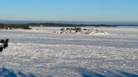 Pieni saari Helsingin Vuosaaren edustalla jään ympäröimänä.