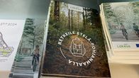 Retkeilyoppaita jaossa pöydällä.