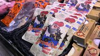 Makkarapaketteja kylmätiskillä myymälässä.