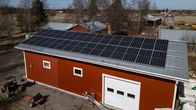 solpaneler på garagetak i landsbygd.